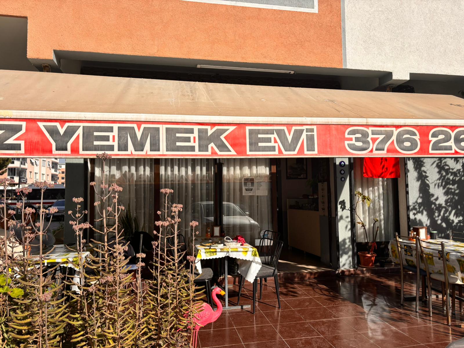 15 Yıllık Lezzet Sırrı: Naz Yemek Evleri’nde Yemekler Değil, ‘Aile’ Pişiyor!