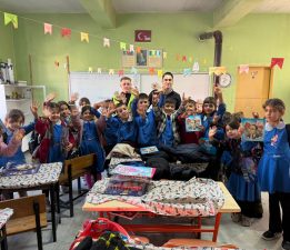Ülkü Ocakları İzmir İl Başkanlığı’ndan Kınık Bağalan Köyü İlkokulu’na Kapsamlı Eğitim Desteği