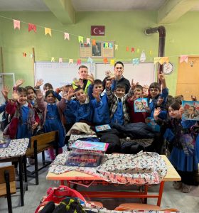 Ülkü Ocakları İzmir İl Başkanlığı’ndan Kınık Bağalan Köyü İlkokulu’na Kapsamlı Eğitim Desteği