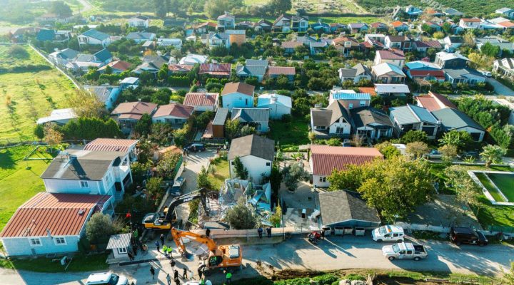 Seferihisar Belediyesi’nden “Kaçak Yapı” uyarısı, hobi bahçeleri yıkılıyor