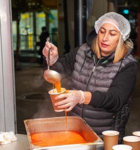 Karşıyaka’da 15 bin kişiye sıcak çorba ikramı