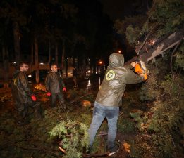 Buca Belediyesi ekiplerinin fırtına ve yağış mesaisi