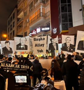 İzmir’in Asırlık Çınarı İçin “Kurtuluş” Çığlığı: Altay Taraftarı Sokakta!