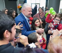 Menemen’de özel çocukların karne sevinci yürekleri ısıttı