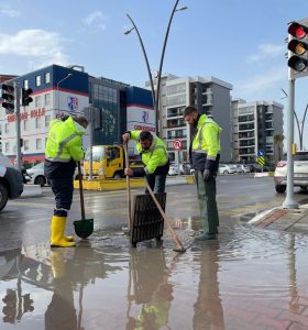 Çiğli Belediyesi Fırtına ve Sağanağa Karşı Seferber Oldu