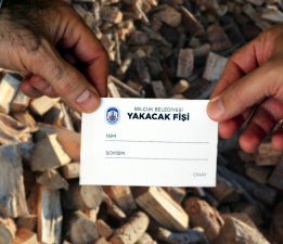 Efes Selçuk Belediyesi’nden sosyal desteğe ihtiyaç duyan ailelere yakacak fişi desteği