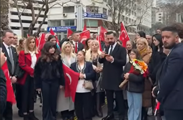 İzmir’de “Yenilik” Zamanı: “Hiç Kimse Yalnız Yürümeyecek!”