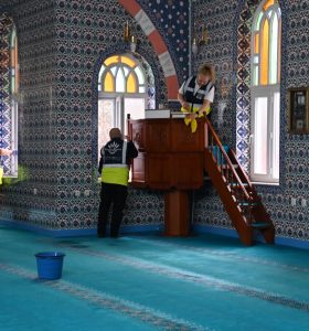 Karabağlar’da Camilere Ramazan Temizliği