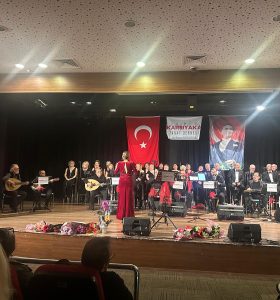  Karşıyaka Sanat Derneği’nde salon doldu, ayakta duracak yer kalmadı…
