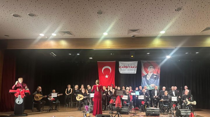  Karşıyaka Sanat Derneği’nde salon doldu, ayakta duracak yer kalmadı…
