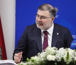 “Basit bir yaya üst geçidini 7 ayda yapacaklarını söylediler; aradan 15 ay geçti, hâlâ neden bitiremediler?”