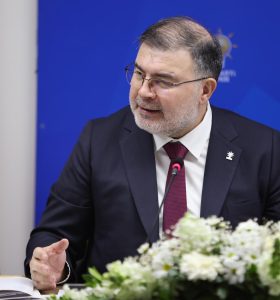 “Basit bir yaya üst geçidini 7 ayda yapacaklarını söylediler; aradan 15 ay geçti, hâlâ neden bitiremediler?”