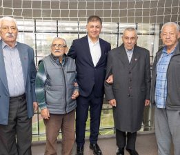 Başkan Tugay huzurevi sakinleriyle bayramlaştı