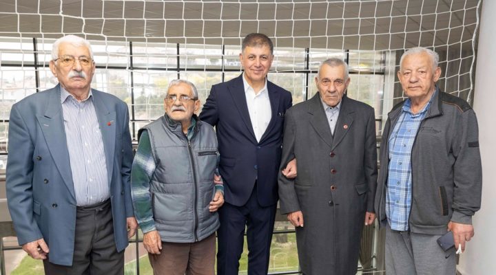 Başkan Tugay huzurevi sakinleriyle bayramlaştı