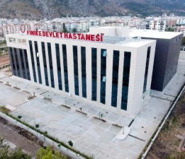 Finike Devlet Hastanesi’nde “Deniz Manzaralı Rezidans” Çatlağı: Poliklinik mi, Özel Yaşam Alanı mı?