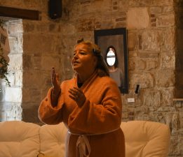 KUŞADASI’NDA 8 MART RUHU SANATLA TAÇLANDI: “ZÜMRÜDÜ ANKA” SAHNELENDİ