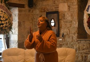 KUŞADASI’NDA 8 MART RUHU SANATLA TAÇLANDI: “ZÜMRÜDÜ ANKA” SAHNELENDİ