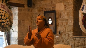 KUŞADASI’NDA 8 MART RUHU SANATLA TAÇLANDI: “ZÜMRÜDÜ ANKA” SAHNELENDİ