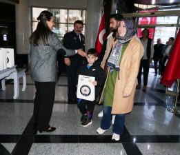 MARMARİS EMNİYET MÜDÜRLÜĞÜ İFTARINDA ÇOCUKLARA ÖZEL HEDİYE