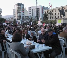 Zafer Partisi’nden Bornova’da Dev İftar: “Dip Dalga Geliyor, Sürprize Hazır Olun”