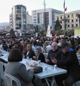 Zafer Partisi’nden Bornova’da Dev İftar: “Dip Dalga Geliyor, Sürprize Hazır Olun”