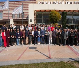 KEMALPAŞA’DA ANLAMLI 8 MART KUTLAMASI EMEKÇİ KADINLARA KARANFİL, ÜRETEN KADINLARA ÖDÜL