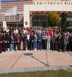 KEMALPAŞA’DA ANLAMLI 8 MART KUTLAMASI EMEKÇİ KADINLARA KARANFİL, ÜRETEN KADINLARA ÖDÜL