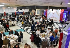 Buca’da Vefa Sofrası: Kaymakam Gürbüz Gaziler ve Aileleriyle İftarda Buluştu