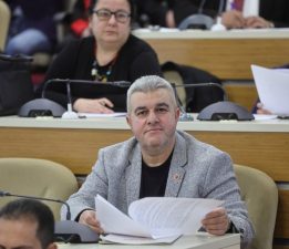 AK Partili Aydın Koç’tan Sert “Halk Konut” Eleştirisi: “Bayraklı Halkı Beceriksizliğin Kurbanı Oluyor!”