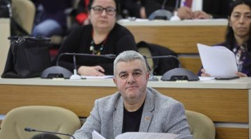 AK Partili Aydın Koç’tan Sert “Halk Konut” Eleştirisi: “Bayraklı Halkı Beceriksizliğin Kurbanı Oluyor!”