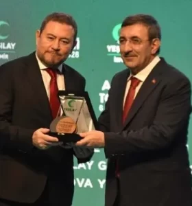 Nazım Torbaoğlu, Cumhurbaşkanı Erdoğan’ın ardından Cevdet Yılmaz’dan da plaket aldı