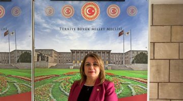 AKP’NİN EMEK DÜZENİ:  ÇOCUKLAR İŞTE, GENÇLER EVDE,  KADINLAR GÜVENCESİZCHP Denizli Milletvekili Gülizar Biçer Karaca, 1 Mayıs öncesinde hazırladığı “AKP’nin Emek Düzeni: Çocuklar İşte, Gençler Evde, Kadınlar Güvencesiz” başlıklı politika notunda çocuk emeği, ev gençleri ve kadınların güvencesizliğine ilişkin çarpıcı verileri kamuoyuyla paylaştı. Biçer Karaca, “Bu düzen çocukluğu, gençliği ve kadın emeğini aynı anda tüketiyor. 1 Mayıs’a giderken Türkiye’nin emek sömürüsü manzarası budur: Çocuklar işte, gençler evde, kadınlar güvencesiz.” dedi. CHP Denizli Milletvekili Gülizar Biçer Karaca, 1 Mayıs Emek ve Dayanışma Günü öncesinde çocuk emeği, MESEM, çocuk iş cinayetleri, ev gençleri, genç kadınların eğitim ve istihdam dışına itilmesi, kadın emeği, kayıt dışılık, bakım yükü ve iş cinayetlerine ilişkin sendikalar, emek örgütleri ve istatistik kurumlarının araştırmalarına yer verdiği politika notunu paylaştı.  “AKP’nin Emek Düzeni: Çocuklar İşte, Gençler Evde, Kadınlar Güvencesiz” 2026 Türkiye’sinin emek fotoğrafında çocukların erken yaşta işgücüne sürüldüğü, gençlerin eğitimden ve istihdamdan koparak evlere sıkıştığı, kadınların ise hem ev içinde görünmeyen ücretsiz emeğe hem de işgücü piyasasında kayıt dışı, düşük ücretli ve güvencesiz çalışmaya mahkum edildiği vurgulandı. Biçer Karaca değerlendirmesinde, “1 Mayıs yalnızca ücret, sendika ve meydan hakkının değil; emeğin en görünmez, en kırılgan ve en çok sömürülen kesimlerinin de günüdür. AKP iktidarında yıkıcı emek düzeni; yalnızca düşük ücret ve işsizlik üzerinden değil; çocukların çalışmaya mecbur bırakıldığı, gençlerin geleceksizliğe mahkum edildiği ve kadın emeğinin görünmezleştirildiği, emek hareketinin ve örgütlenme hakkının gasp edildiği neoliberal rejim ve sosyal devletin sorumluluklarını devri üzerinden kurulmaktadır.” ifadelerini kullandı. 15-17 YAŞ GRUBUNDAKİ HER DÖRT ÇOCUKTAN BİRİ İŞGÜCÜNDE TÜİK’in 2025 “İstatistiklerle Çocuk” verilerine göre 15-17 yaş grubundaki çocukların işgücüne katılma oranının yüzde 25,5 olduğu belirtildi. Bu oranın erkek çocuklarda yüzde 36,5’e, kız çocuklarda yüzde 13,9’a çıktığı kaydedilen raporda, 0-17 yaş grubundaki çocuklarda yoksulluk veya sosyal dışlanma riskinin yüzde 36,8 olduğu vurgulandı. Biçer Karaca, “15-17 yaş grubundaki her dört çocuktan biri işgücüne dahilse, orada yalnızca ekonomik kriz yoktur; sosyal devletin geri çekilmesi ve çöküşü vardır. Çocukların yeri işletme değil okuldur. Çocukları çalışmaya mecbur bırakan düzen, çocuk hakkını da eğitim hakkını da ihlal etmektedir.” dedi. 2025’TE EN AZ 94 ÇOCUK İŞÇİ ÇALIŞIRKEN YAŞAMINI YİTİRDİ İSİG Meclisi’nin bağımsız izleme verilerine göre 2025 yılında en az 94 çocuk işçinin çalışırken yaşamını yitirdiği, son 13 yılda çalışırken hayatını kaybeden çocuk sayısının en az 836’ya ulaştığı belirtildi. 2025 yılında yaşamını yitiren 94 çocuğun 31’inin tarımda, 27’sinin sanayide, 20’sinin hizmetlerde, 16’sının ise inşaatta çalıştığı kaydedildi. Ölen çocukların 26’sının 14 yaş ve altında, 68’inin 15-17 yaş aralığında olduğu; 13’ünün kız, 81’inin erkek olduğu ifade edildi. Biçer Karaca, “Çocuk iş cinayetleri münferit değil, bu düzenin sonucudur. Çocuklar tarlada, sanayide, hizmet sektöründe, inşaatlarda, tehlikeli işlerde ve işletmelerde çalışırken ölüyor. Bu ölümler kader değil; yoksulluğun, denetimsizliğin, kayıt dışılığın ve ucuz emek düzeninin sonucudur.” açıklamasını yaptı. MESEM’DE 10’U ÖLÜMLÜ 1.273 İŞ KAZASI MESEM’in çocuk emeği tartışmasının merkezinde olduğunu vurgulayan CHP Milletvekili Biçer Karaca, ayrıştırılmış veri yoksunluğunun çocukların takibini imkansız kıldığına dikkat çekti. MEB’ten tBMM’ye verilen soru önergesi yanıtına göre; Mayıs 2025 itibarıyla Mesleki Eğitim Merkezi Programı’na kayıtlı öğrenci sayısının 492 bin 627 olduğu; bu öğrencilerin 90 bin 676’sının kız, 401 bin 951’inin erkek olduğu belirtildi. Aynı cevapta, 2016’dan bu yana MESEM kapsamında 10’u ölümlü 1.273 iş kazası kaydedildiği ifade edildi. Biçer Karaca, “MESEM, çocukları kağıt üzerinde öğrenci statüsünde tutarken fiilen işletmelere yönlendiren bir modele dönüşmüştür. Bakanlığın kendi cevabında dahi MESEM kapsamında ölümlü iş kazalarının yaşandığı kabul edilmektedir. Çocuklar işletmelere gönderiliyor; kaza ve ölüm olduğunda sorumluluk Bakanlıklar, okul, işletme ve denetim mekanizmaları arasında dağıtılıyor. Bu, çocukları koruyan değil, sorumluluğu görünmezleştiren ve öldüren bir sistemdir.” dedi. GENÇ KADINLARIN YÜZDE 30,1’İ NE EĞİTİMDE NE İSTİHDAMDA Politika notunda; gençler bakımından tablonun “ev gençliği” ve ne “eğitimde ne istihdamda olma NEET” hali üzerinden derinleştiği belirtildi. TÜİK ve UN Women verilerine göre 2024 yılında 15-24 yaş grubundaki genç kadınların yüzde 30,1’inin ne eğitimde ne istihdamda olduğu; erkeklerde bu oranın yüzde 16,2 olduğu kaydedildi. UNDP’nin Nisan 2025’te başlayan “Geleceğini Kuran Genç Kadınlar Projesi – Faz II” kapsamında aktardığı TÜİK verilerine göre ise 18-29 yaş aralığındaki gençlerin yüzde 30,3’ünün NEET, yani ne eğitimde ne istihdamda olduğu; genç kadınlarda bu oranın yüzde 43,4’e ulaştığı belirtildi. Biçer Karaca, “Ev gençliği bireysel bir tercih ya da tembellik meselesi değildir. Gençler güvenceli işe erişemiyor, bağımsız yaşam kuramıyor, aile evine sıkışıyor. Genç kadınlar için bu tablo daha ağırdır; işsizlik bakım yüküyle, ev içi görünmeyen emekle ve ekonomik bağımlılıkla birleşmektedir.” ifadelerini kullandı. GENÇ KADINLARDA GENİŞ TANIMLI İŞSİZLİK YÜZDE 49,1 DİSK-AR’ın 25 Mart 2026 tarihli “İşsizlik ve İstihdamın Görünümü 2025 Yıllık” araştırma bültenine de yer verildi: 2025 yılında geniş tanımlı işsizlik oranı yüzde 29,7; kadınlarda geniş tanımlı işsizlik yüzde 39,1; gençlerde yüzde 38,3; genç kadınlarda ise yüzde 49,1 olarak hesaplandı. Biçer Karaca, “Dar tanımlı resmi işsizlik, gençlerin ve kadınların yaşadığı krizi görünmezleştiriyor. İş aramaktan vazgeçenler, çalışmaya hazır olup iş bulamayanlar, eksik istihdam edilenler tabloya dahil edildiğinde, özellikle genç kadınlar için mesele işsizlikten öte sistematik dışlanma ve eve hapsedilmeye dönüşüyor.” dedi. KADIN İSTİHDAMI ERKEKLERİN YARISINDAN AZ Kadın emeği bağlamında ise resmi veriler de yapısal eşitsizliği ortaya koyuyor. TÜİK ve UN Women verilerine göre 2024 yılında kadınların işgücüne katılım oranının yüzde 36,8, erkeklerde yüzde 72 olduğu; kadın istihdam oranının yüzde 32,5’te kalırken erkek istihdam oranının yüzde 66,9 olduğu kaydedildi. Kadın emeğinin güvencesizliğini gösteren kayıt dışılık bakımından ise tarımda kadın kayıt dışı istihdam oranının yüzde 91,1’e, tarım dışı sektörde yüzde 19,4’e çıktığı belirtildi. Biçer Karaca, “Kadınlar işgücüne katılamadığında ev kadını sayılıyor; işgücüne katıldığında ise çoğu zaman kayıt dışı, düşük ücretli ve güvencesiz işlere sıkıştırılıyor. Kadın emeği evde görünmez, tarlada kayıt dışı, işyerinde düşük ücretli hale getiriliyor.” değerlendirmesinde bulundu. BAKIM YÜKÜNÜ KADINLARA DEVREDEN DEVLET Neoliberal ve neomuhafazakar rejimde bakım yükünün aileye ve özellikle kadınlara yüklenmesinin, kadınların işgücü piyasasından dışlanmasında belirleyici olduğu aşikar. TÜİK ve UN Women verilerine göre kadınlarda ev işleriyle meşguliyetin işgücüne dahil olmama nedenleri arasındaki payının yüzde 35 olduğu belirtildi. Hanesinde 3 yaşın altında çocuğu olan 25-49 yaş grubundaki kadınların istihdam oranının yüzde 26,9, aynı durumdaki erkeklerde ise yüzde 90,9 olduğu kaydedildi. Biçer Karaca, “Çocuk bakımını kamusal hizmet olarak örgütlemeyen iktidar, kadınları işgücü piyasasının dışına itiyor. Küçük çocuğu olan erkeklerin istihdam oranı yüzde 90’ın üzerindeyken, kadınlarda bu oran yüzde 26,9’a düşüyorsa, bu bireysel tercih değil, bakım yükünün kadınların üzerine yıkılmasıdır.” dedi. KADINLAR ÇALIŞSA DA EŞİT ÜCRET ALAMIYOR TÜİK’in 2023 Kazanç Yapısı İstatistikleri’ne bakıldığındaysa cinsiyetler arası ücret farkının ilköğretim ve ortaokul düzeyinde yüzde 14,1, lise düzeyinde yüzde 16,7, yükseköğretim düzeyinde yüzde 17,4 olduğu ifade edildi. Biçer Karaca, “Kadınlar eğitim aldığında da eşit ücret güvencesine kavuşamıyor. Yükseköğretim düzeyinde dahi kadınlar ile erkekler arasında yüzde 17,4 ücret farkı bulunması, eşitsizliğin yalnızca eğitimle açıklanamayacağını gösteriyor. Eşit işe eşit ücret ilkesi temenniyle değil, denetim ve yaptırımla sağlanır.” açıklamasında bulundu. “BU DÜZEN ÇOCUKLUĞU, GENÇLİĞİ VE KADIN EMEĞİNİ SÖMÜREN DÜZEN İSİG Meclisi’nin 2025 iş cinayetleri raporuna göre 2025 yılında en az 2 bin 105 işçinin iş cinayetlerinde yaşamını yitirdiği; bunların 138’inin kadın işçi olduğu belirtildi. Kadın işçilerin tarım, gıda, kimya, tekstil, eğitim, büro, ticaret, cam, metal, inşaat, taşımacılık, sağlık, konaklama, güvenlik, belediye ve genel işler işkollarında yaşamını yitirdiği kaydedildi. CUMHURBAŞKANLIĞI HÜKÜMET SİSTEMİNİN İFLASI Biçer Karaca, tablonun veri ve istatistiklere indirgemeden bütüncül olarak değerlendirildiğinde Türkiye’de Cumhurbaşkanlığı hükümet sisteminin adaletsizliği, işsizliği, yoksulluğu derinleştiren toplumsal grupları başta kırılgan gruplar olmak üzere sömürü düzenine iten bir görünüm arz ettiğine dikkat çekti. “AKP’nin emek düzeni çocukları işe, gençleri eve, kadınları güvencesizliğe itmektedir. Çocuk emeği mesleki eğitim adı altında meşrulaştırılmakta, gençlerin işsizliği bireysel sorun gibi gösterilmekte, kadınların ev içi emeği çalışma sayılmamaktadır. 1 Mayıs’a giderken çocukların okulda kalma hakkı, gençlerin geleceğini kurma hakkı, kadınların eşit ve güvenceli çalışma hakkı, işçilerin ücret, özlük ve sosyal hakları, insan haklarına duyarlı bir anlayış ve politikayla teslim edilmelidir. Türkiye’nin ihtiyacı çocuk emeğini ortadan kaldıran, gençlere güvenceli gelecek sunan, kadın emeğini görünür ve güvenceli kılan, holdinglere değil emek kesimine hakkını teslim eden sosyal devlet düzenidir.”