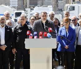 *Meslek Fabrikası Önünde Toplanıyoruz*