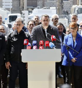 *Meslek Fabrikası Önünde Toplanıyoruz*