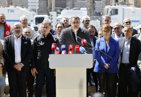 *Meslek Fabrikası Önünde Toplanıyoruz*