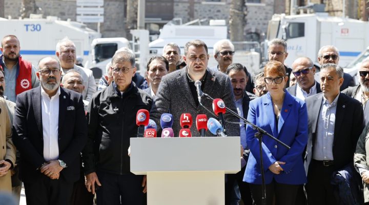 *Meslek Fabrikası Önünde Toplanıyoruz*