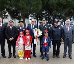 Buca’da 23 Nisan Coşkusu: Kaymakam Gürbüz Çocukların Sevincine Ortak Oldu