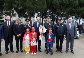Buca’da 23 Nisan Coşkusu: Kaymakam Gürbüz Çocukların Sevincine Ortak Oldu