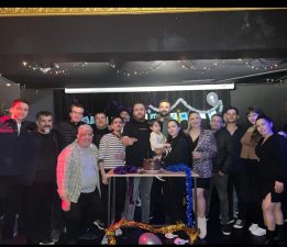 MERT OZAN DÜZ’E TİYATRO SAHNESİNDE DOĞUM GÜNÜ