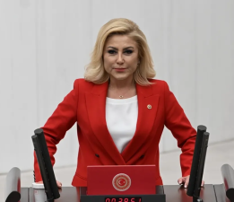 AK Parti İzmir Milletvekili Şebnem Bursalı’dan Cemil Tugay’a Sert Tepki: “Zehirli Dilinize Hakim Olun!”