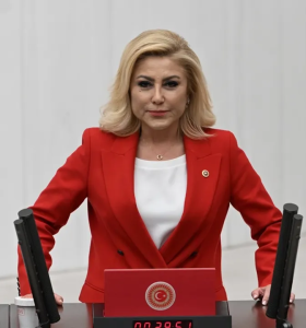 AK Parti İzmir Milletvekili Şebnem Bursalı’dan Cemil Tugay’a Sert Tepki: “Zehirli Dilinize Hakim Olun!”