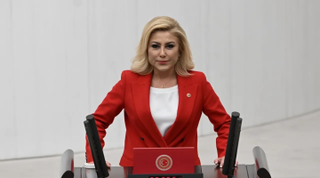 AK Parti İzmir Milletvekili Şebnem Bursalı’dan Cemil Tugay’a Sert Tepki: “Zehirli Dilinize Hakim Olun!”