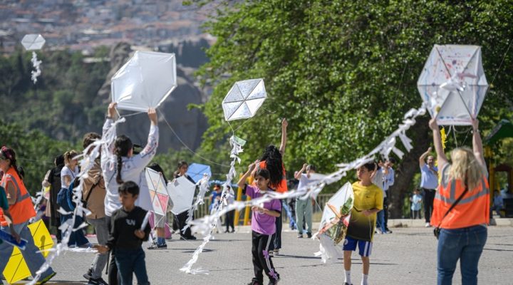 Kadifekale’de gökyüzü uçurtmalarla renklendi