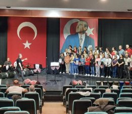 Anadolu’nun Sesi Konak’ta Yankılandı: “Gözlere ve Yüzlere” Türküler Büyük Beğeni Topladı