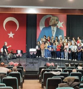 Anadolu’nun Sesi Konak’ta Yankılandı: “Gözlere ve Yüzlere” Türküler Büyük Beğeni Topladı