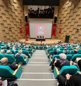 Özgür Bursalı’dan İzmir’de Türkiye’nin Geleceğine Işık Tutan Konferans: “Türkiye Büyük Kararın Eşiğinde”