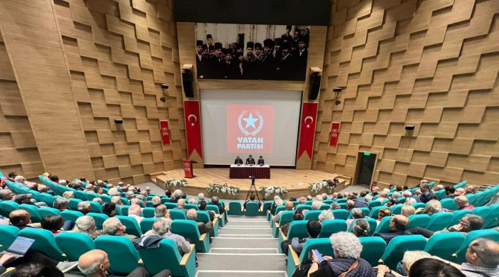 Özgür Bursalı’dan İzmir’de Türkiye’nin Geleceğine Işık Tutan Konferans: “Türkiye Büyük Kararın Eşiğinde”